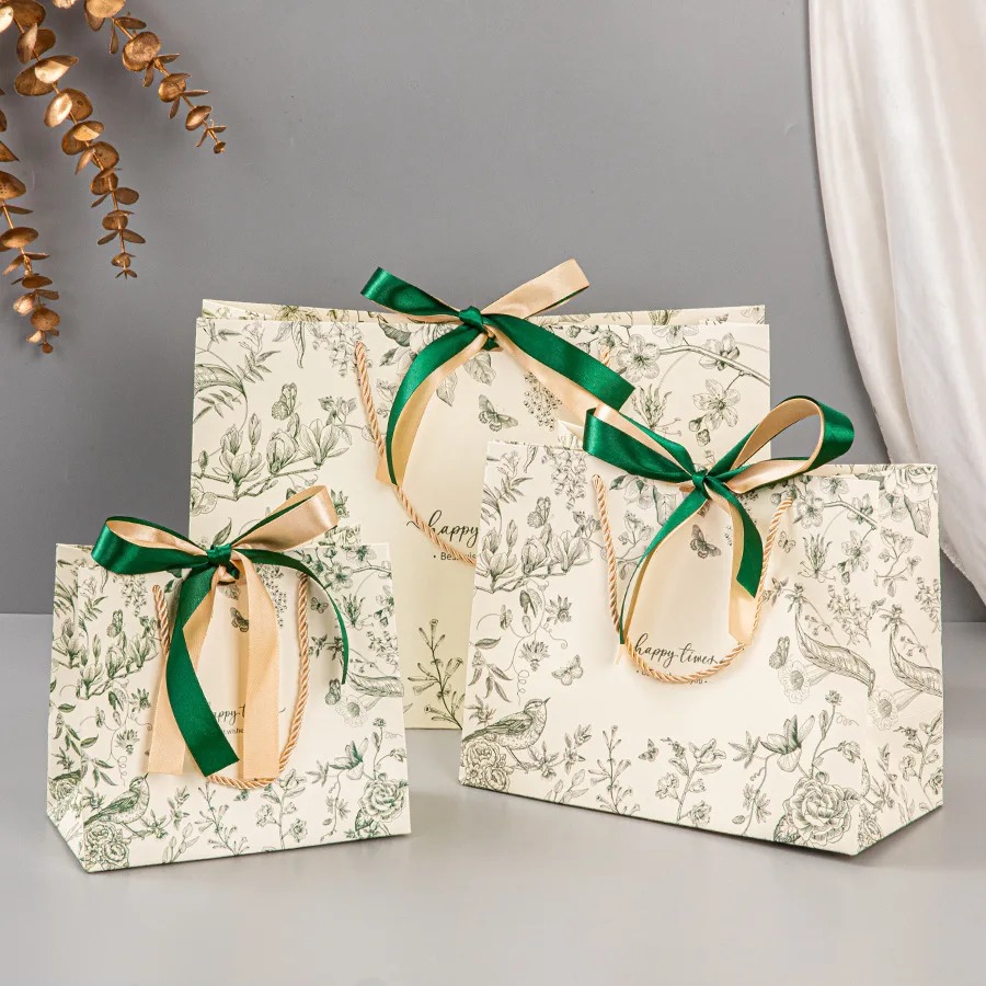 Luxury Skincare Packaging - 리본 장식이 있는 꽃무늬 종이 선물